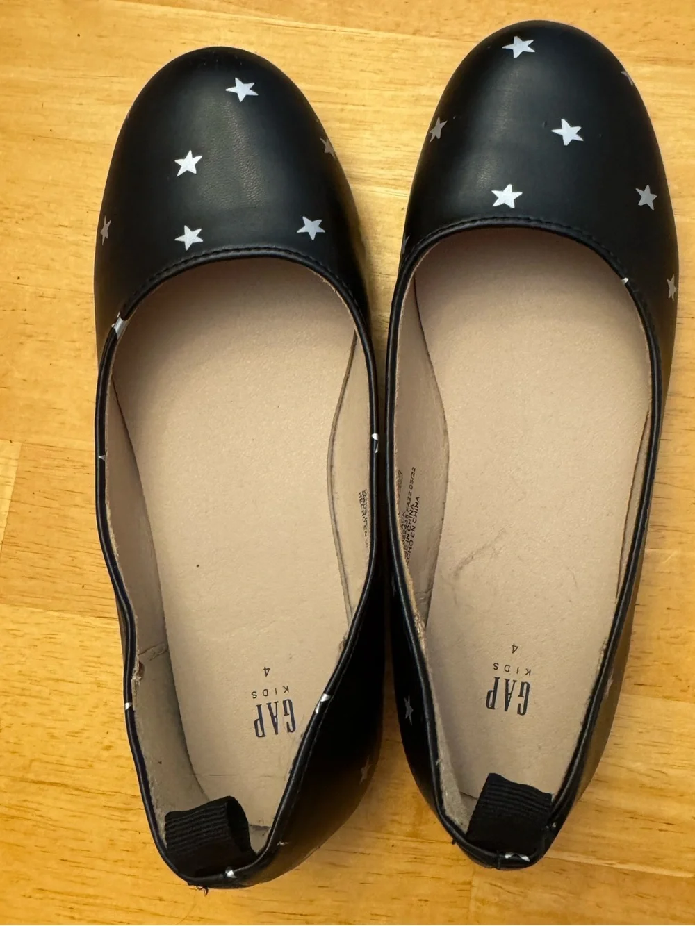 ⭐ GAP Kids Black Star Print Ballet Flats Size 4 Girls Slip On Shoes ⭐